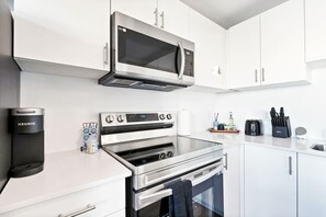 Fridge, microwave, stovetop, dishwasher - Patio Suite Near Falls | BBQ & Outdoor Relaxation (Niagara Falls)