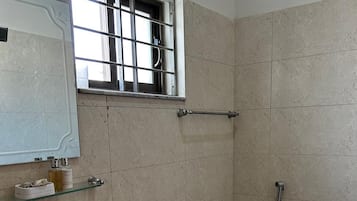 Hiustenkuivaaja, pyyhkeet, saippua, vessapaperi