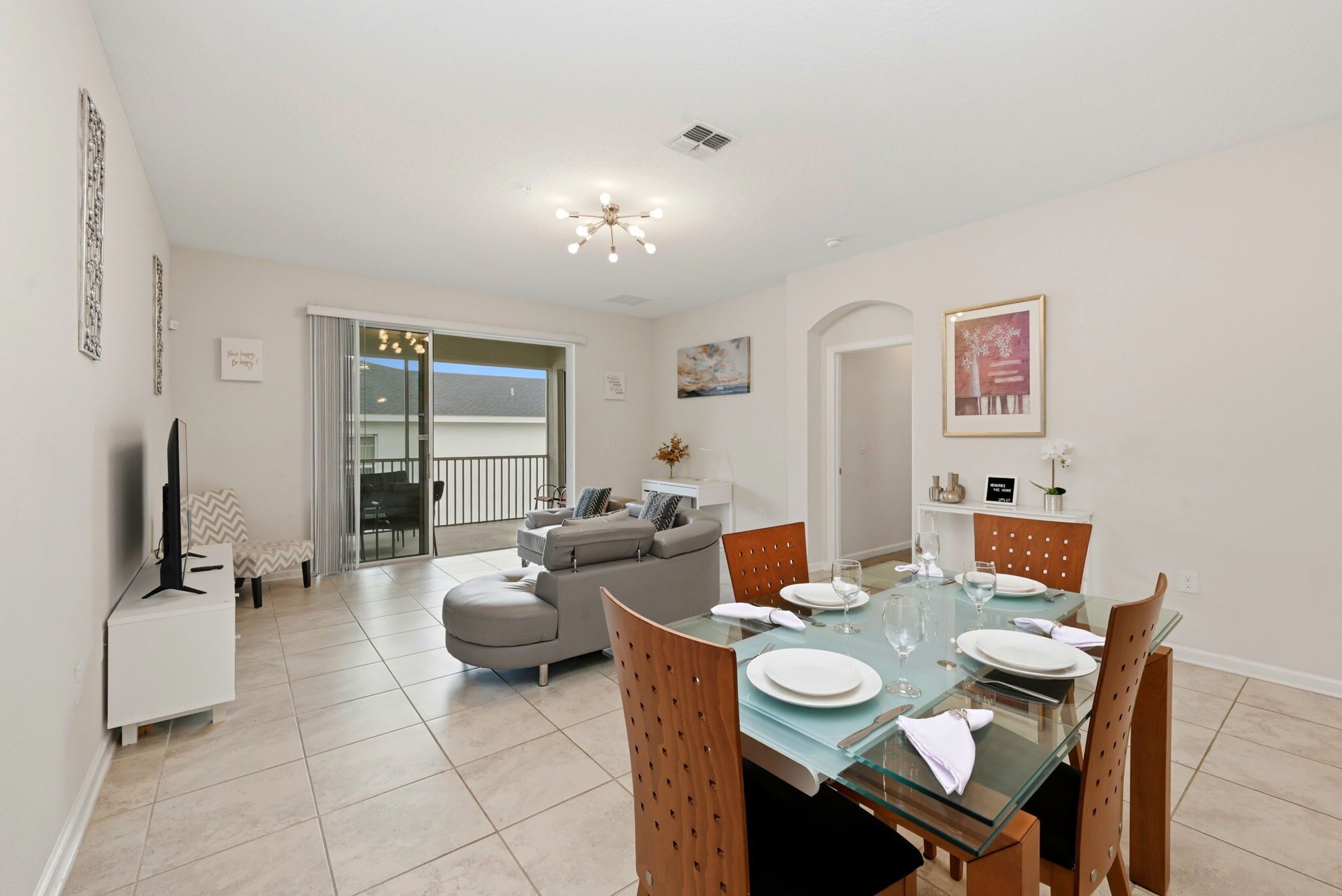 Fernseher, Tischfußball, Arbeitsbereiche