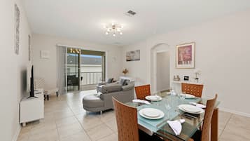 Fernseher, Tischfußball, Arbeitsbereiche