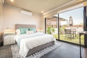 4 habitaciones, escritorio y tabla de planchar con plancha