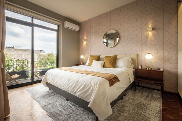 4 habitaciones, escritorio y tabla de planchar con plancha