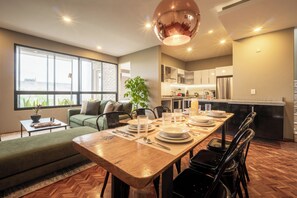 Dining - Luxury 4BR Penthouse + 2 Private Rooftops + Condesa + City Views (Ciudad de México)