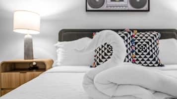 2 habitaciones, escritorio y tabla de planchar con plancha