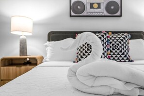 2 sovrum, skrivbord, strykjärn/strykbräda och resesäng