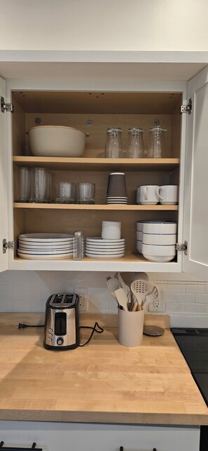 Microwave, stovetop - Lovely 2-bedroom house in Hollywood outdoor space with bbq grill (Hollywood)