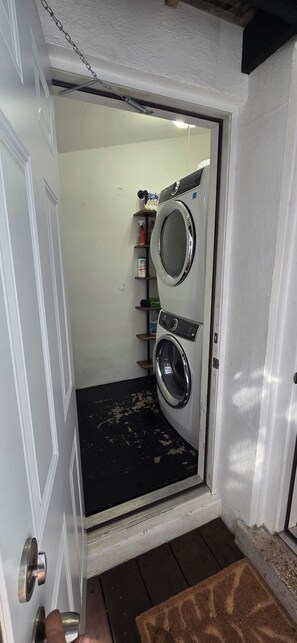 Interior - Lovely 2-bedroom house in Hollywood outdoor space with bbq grill (Hollywood)