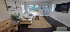 TV - Lovely 2-bedroom house in Hollywood outdoor space with bbq grill (Hollywood)