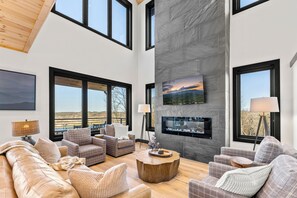 Smart TV, fireplace, video games - Luxe Lodge with Indoor Pool, Views, and Games (Sevierville)