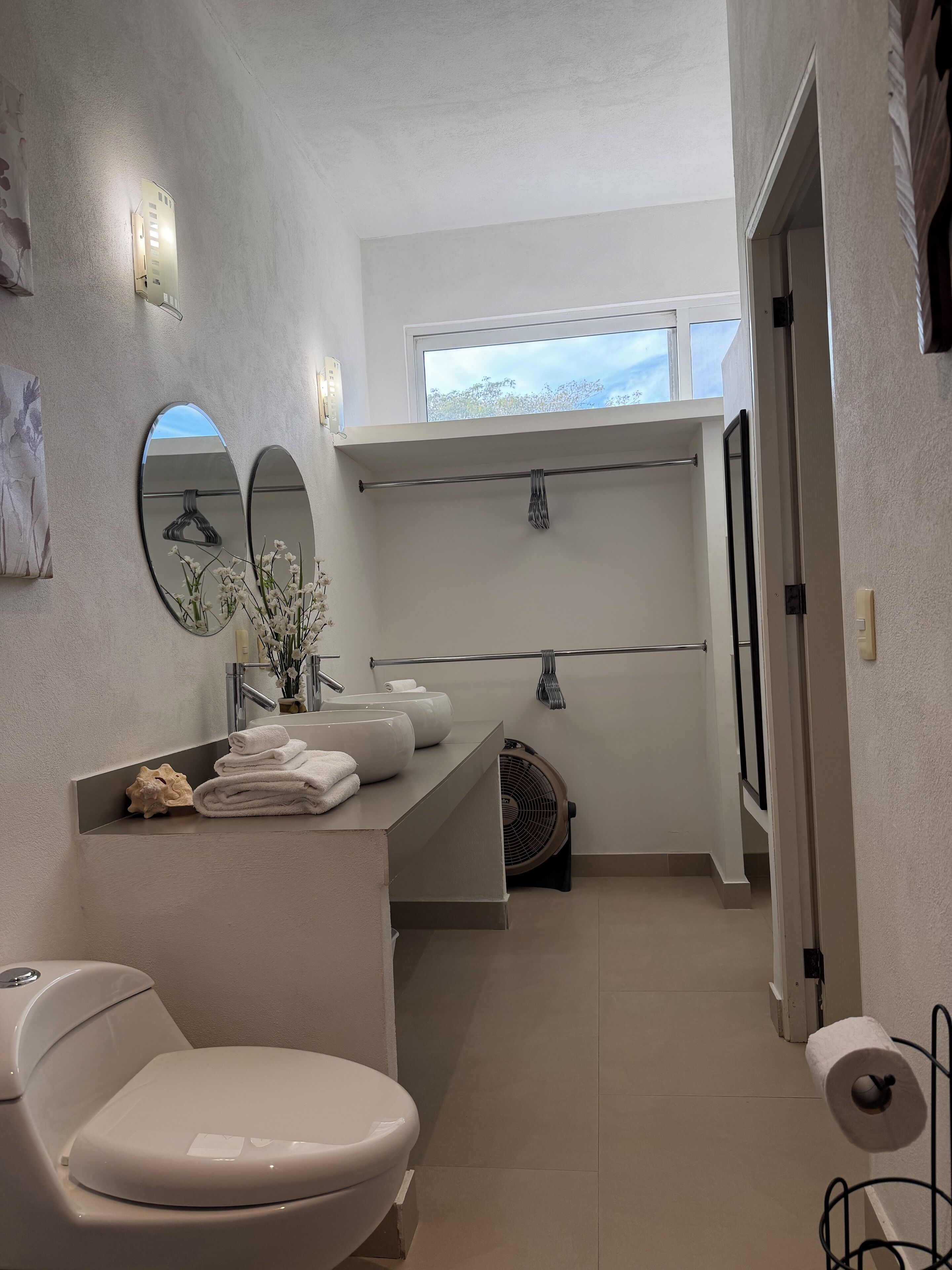 Regadera, toallas, jabón, papel de baño 