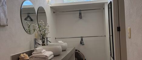 Regadera, toallas, jabón, papel de baño
