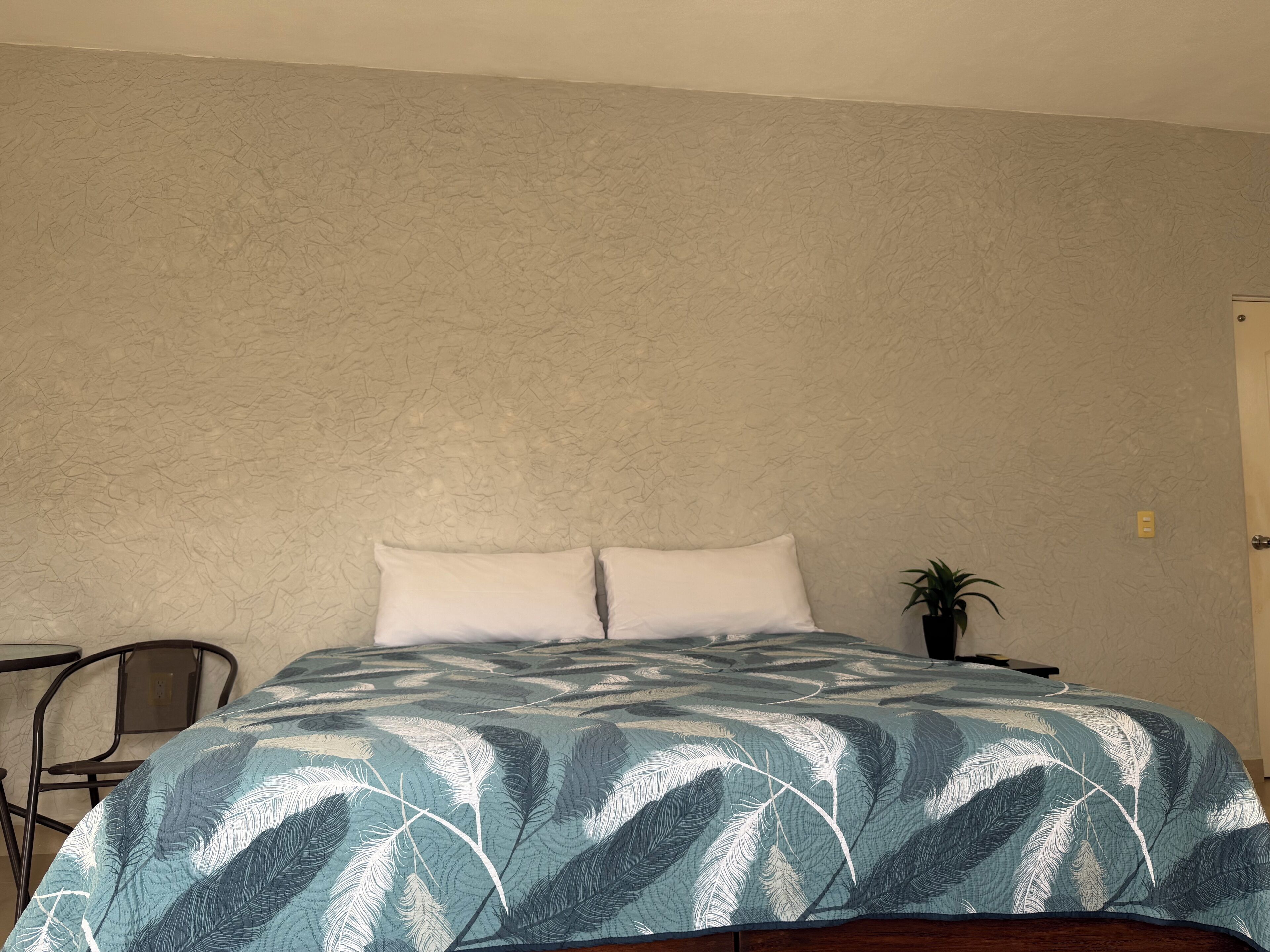 3 chambres, fer et planche à repasser, Wi-Fi, draps fournis