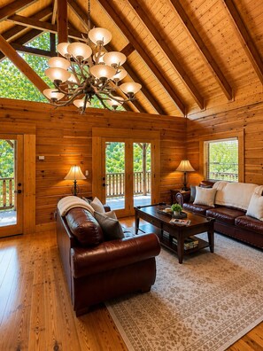 Smart TV, fireplace, DVD player - Gatlinburg Log Cabin • Hot Tub • Fireplace • Game Loft • EV • Pet friendly (Gatlinburg)