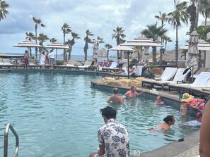 Pool - Cozy 1-bedroom resort in serene Q.R. with AC and fitness room (Q.R.)