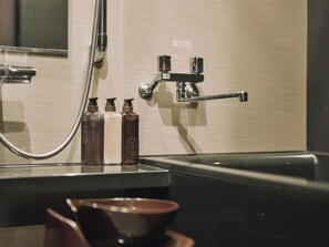 Máy sấy tóc, khăn tắm, xà phòng, dầu gội