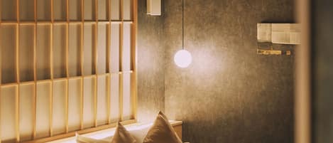 Family Suite | Desk, laptop workspace, free WiFi, bed sheets
