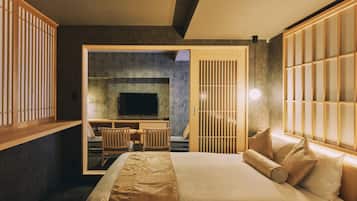 Family Suite | Desk, laptop workspace, free WiFi, bed sheets