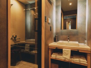 Junior-Suite | Badezimmer | Kostenlose Toilettenartikel, Haartrockner, Handtücher, Seife