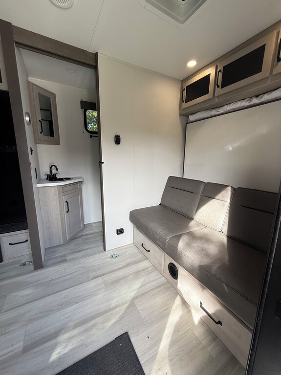 Cozy 1-bedroom Rv Near Hard Rock Stadium With Ac Distance From The Stadium - Miramar, FL