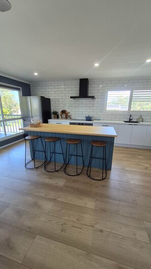 Private kitchen - Bliss on Blue Beach - Pet Friendly Beach house (Haliday Bay)