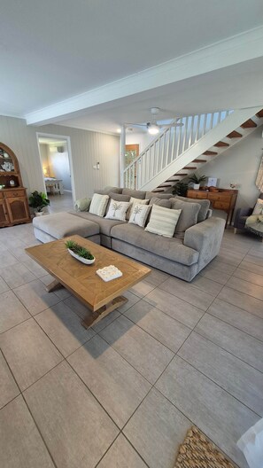 Living area - Bliss on Blue Beach - Pet Friendly Beach house (Haliday Bay)