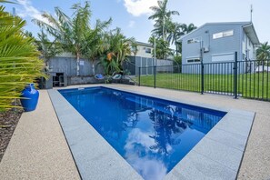 Pool - Bliss on Blue Beach - Pet Friendly Beach house (Haliday Bay)