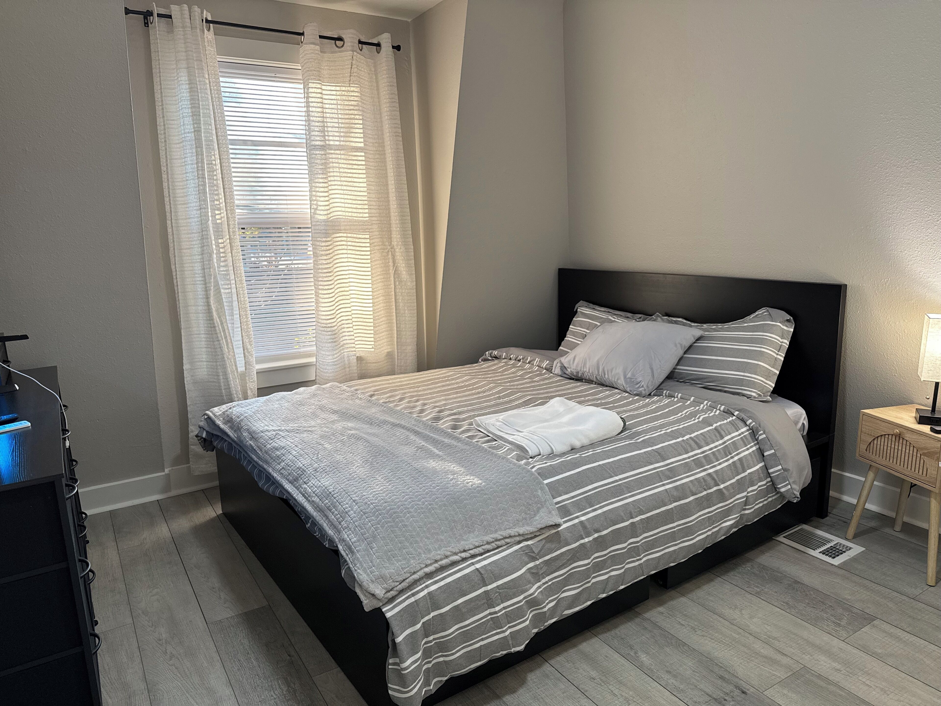 2 makuuhuonetta, silitysrauta/-lauta, ilmainen Wi-Fi, vuodevaatteet