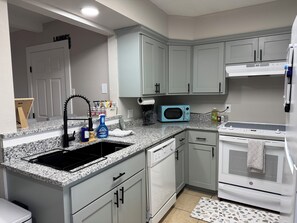 Fridge, microwave, oven, stovetop - Stylish Cozy Townhouse Near Major Highways (Baytown)