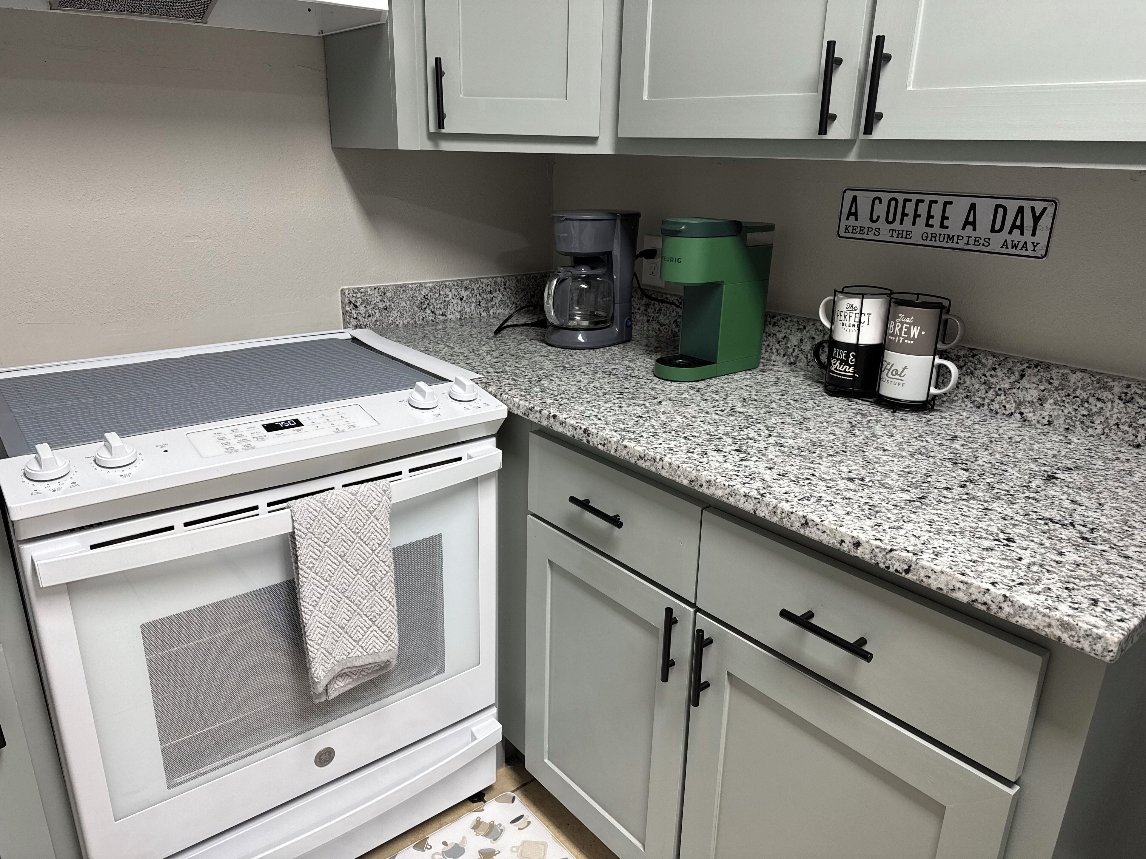 Jääkaappi, mikroaaltouuni, uuni, liesi