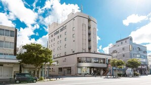 Un edificio de varios pisos con fachada curva, ventanas amplias y techo plano.