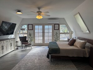 4 bedrooms, iron/ironing board, WiFi, bed sheets - Deland Dome Home- 98" TV - Open Kitchen (DeLand)