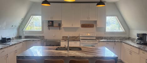 Microondas, horno, placa de cocina, lavavajillas