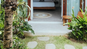 Une chambre à coucher avec un lit, une table de chevet et une fenêtre avec des rideaux.
