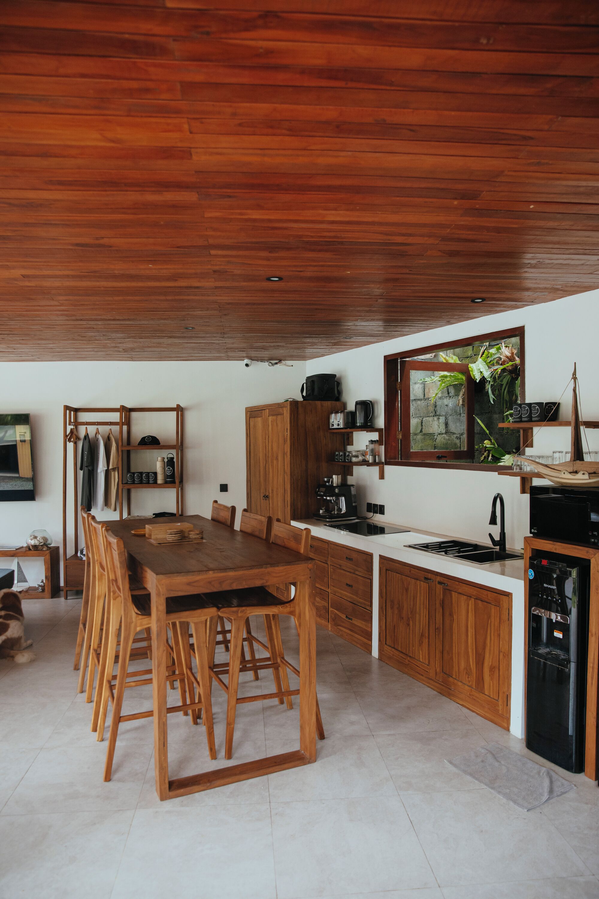 Kühlschrank, Herdplatte, Geschirrspüler, Kochgeschirr/Geschirr/Besteck