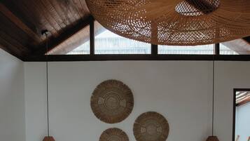 Deluxe kamer, uitzicht op zwembad | Een laptopwerkplek, verduisterende gordijnen