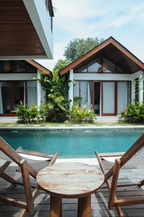 Outdoor pool, pool loungers - Suara Ombak Bali (Badung)