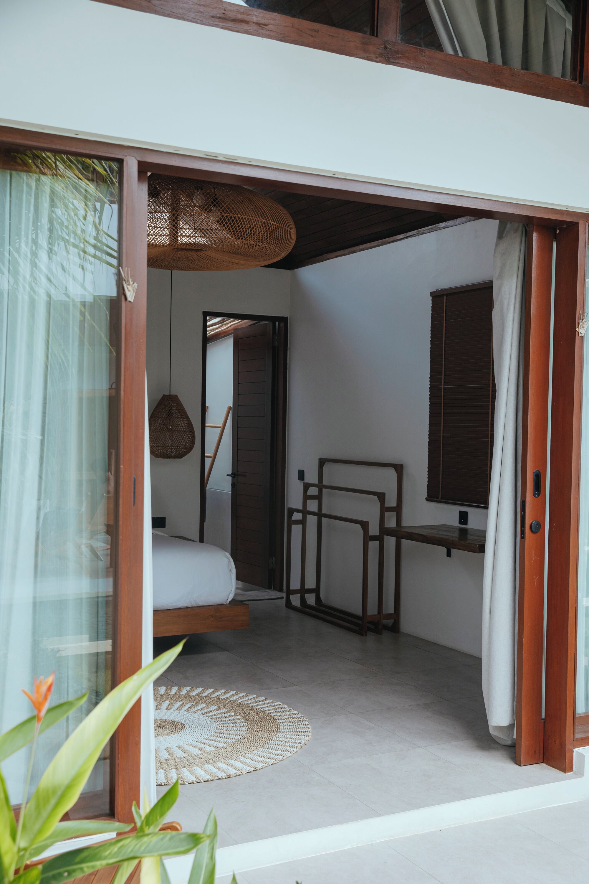 Quarto luxo, vista para a piscina | Espaço de trabalho para notebook, cortinas blackout