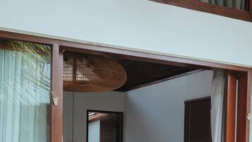 Quarto luxo, vista para a piscina | Espaço de trabalho para notebook, cortinas blackout