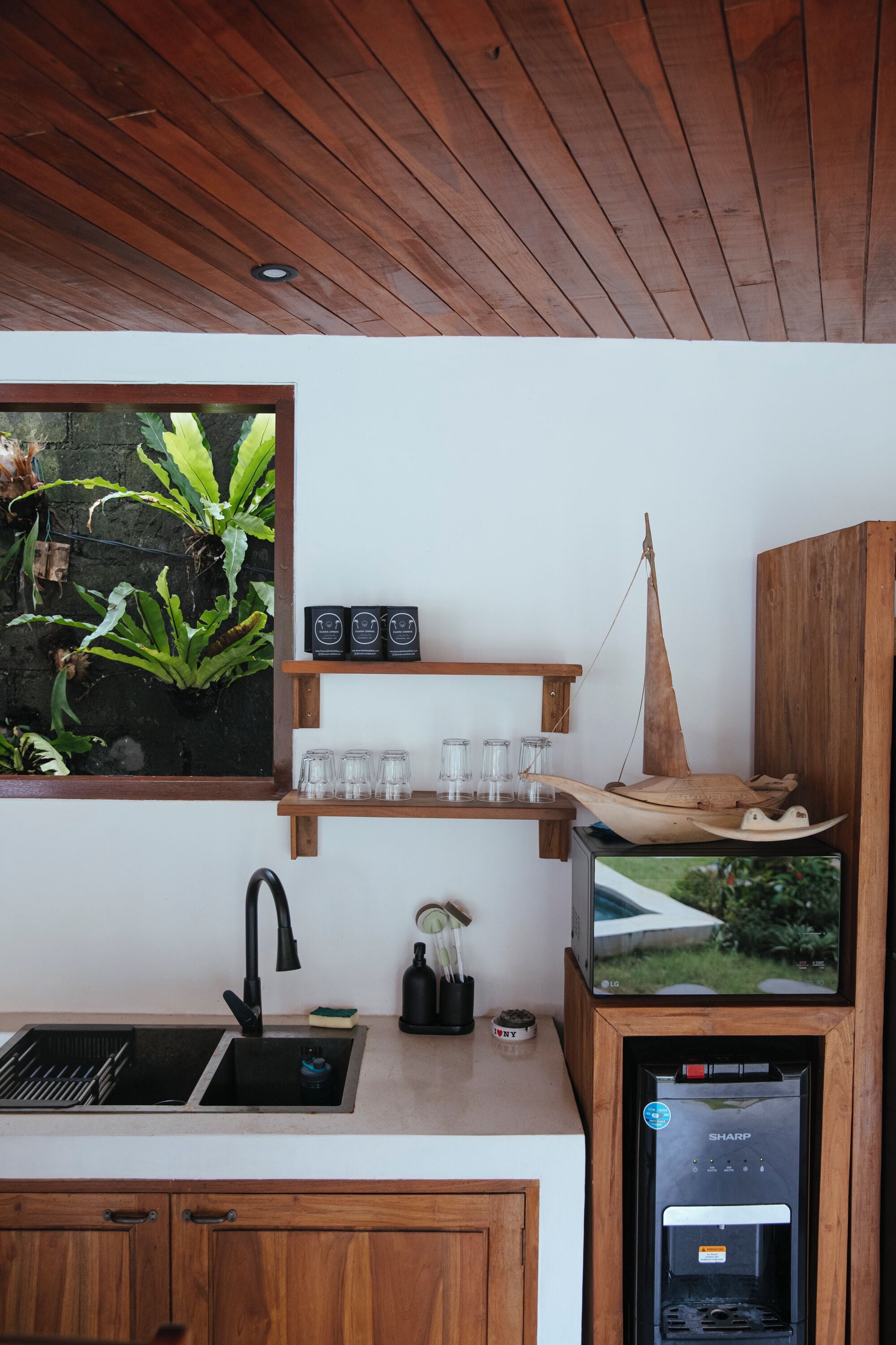 Frigorífico, placa de cocina, lavavajillas y utensilios de cocina