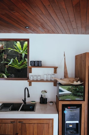 Refrigerador, placa de cocina, lavavajillas, utensilios de cocina