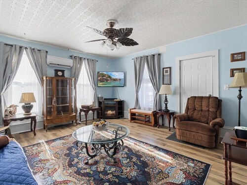 Pet-Friendly Historic 4BR Home in Illinois