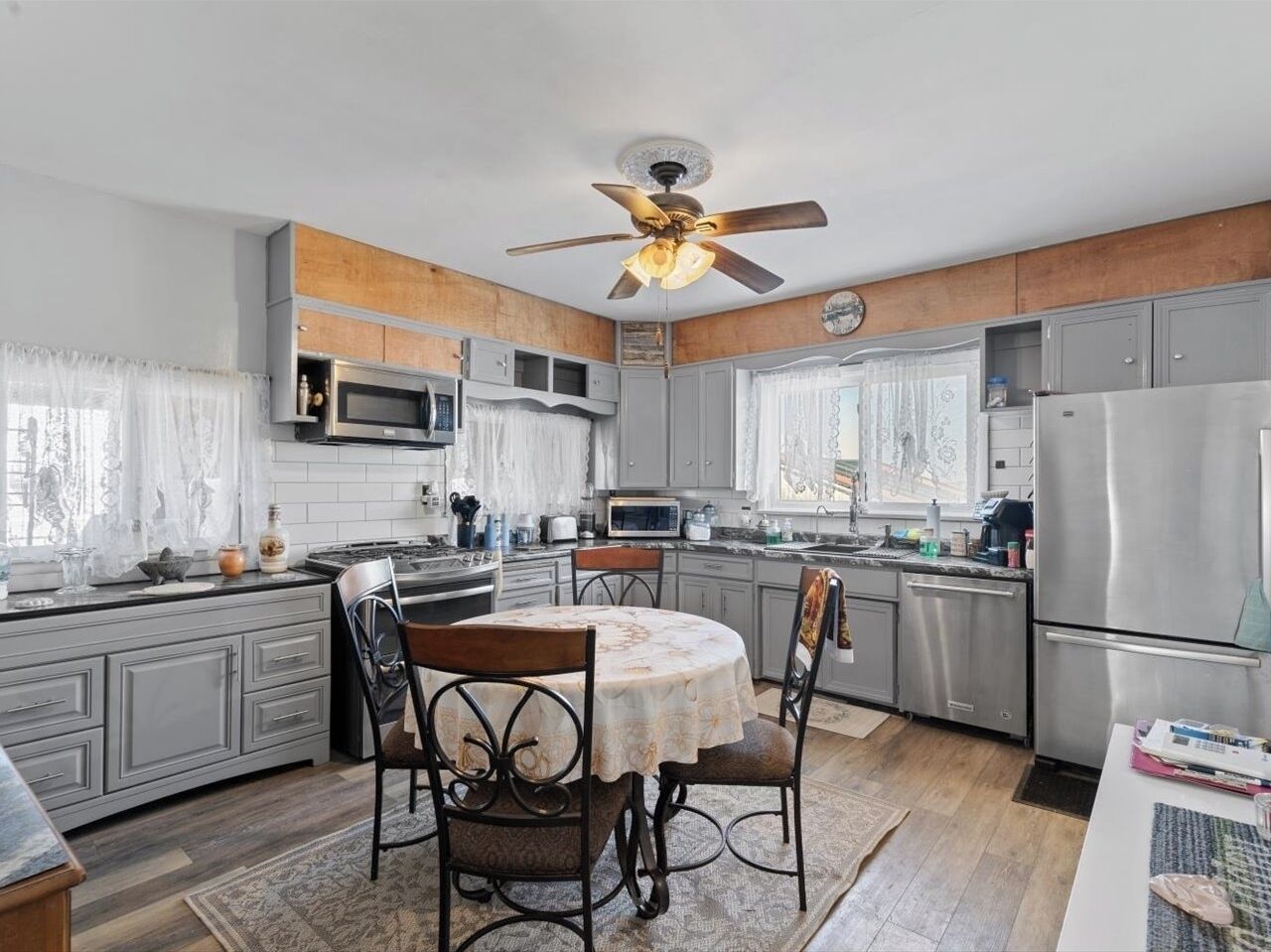 Réfrigérateur, micro-ondes, cafetière/bouilloire, grille-pain