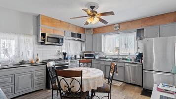 Réfrigérateur, micro-ondes, cafetiÚre/bouilloire, grille-pain