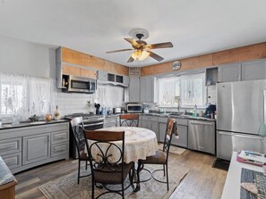 Jääkaappi, mikroaaltouuni, kahvin-/teenkeitin, leivänpaahdin