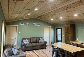 TV - Lucky Clover Cabin-Private Getaway 10 minutes from I-44 and Close to Floating (Steelville)