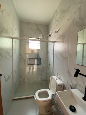 Dusche, Handtücher, Seife, Toilettenpapier