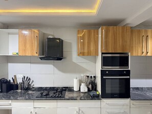 Private kitchen - Spacious 3-bedroom apartment in Victoria Island - VI, Lagos (Lagos)
