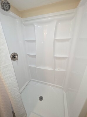Towels, soap, toilet paper - DOWNTOWN 3rd Street Retreat Hideout — Steps to Beach (Fort Myers Beach)