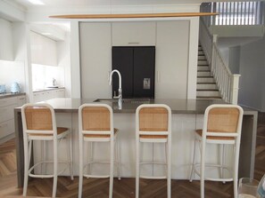 Microones, forn, placa de cuina i rentaplats