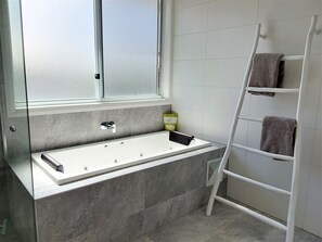 淋浴设施、按摩浴缸、吹风机、毛巾